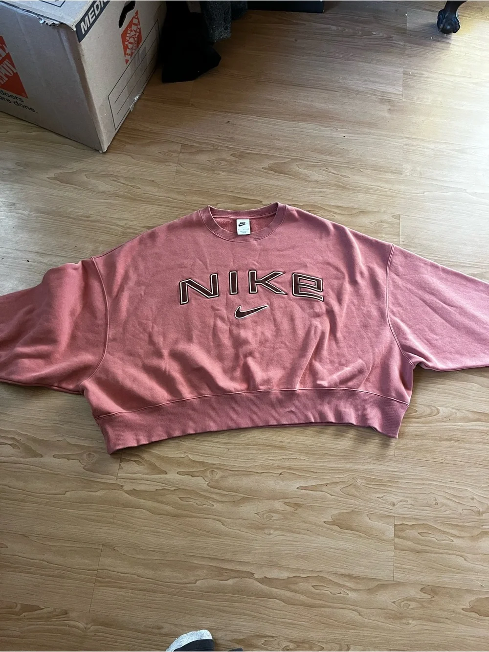 Nike oversized wide sleeve Dusty Rose Crewneck Sweatshirt with Embroidered Logo - Picture 4 of 6